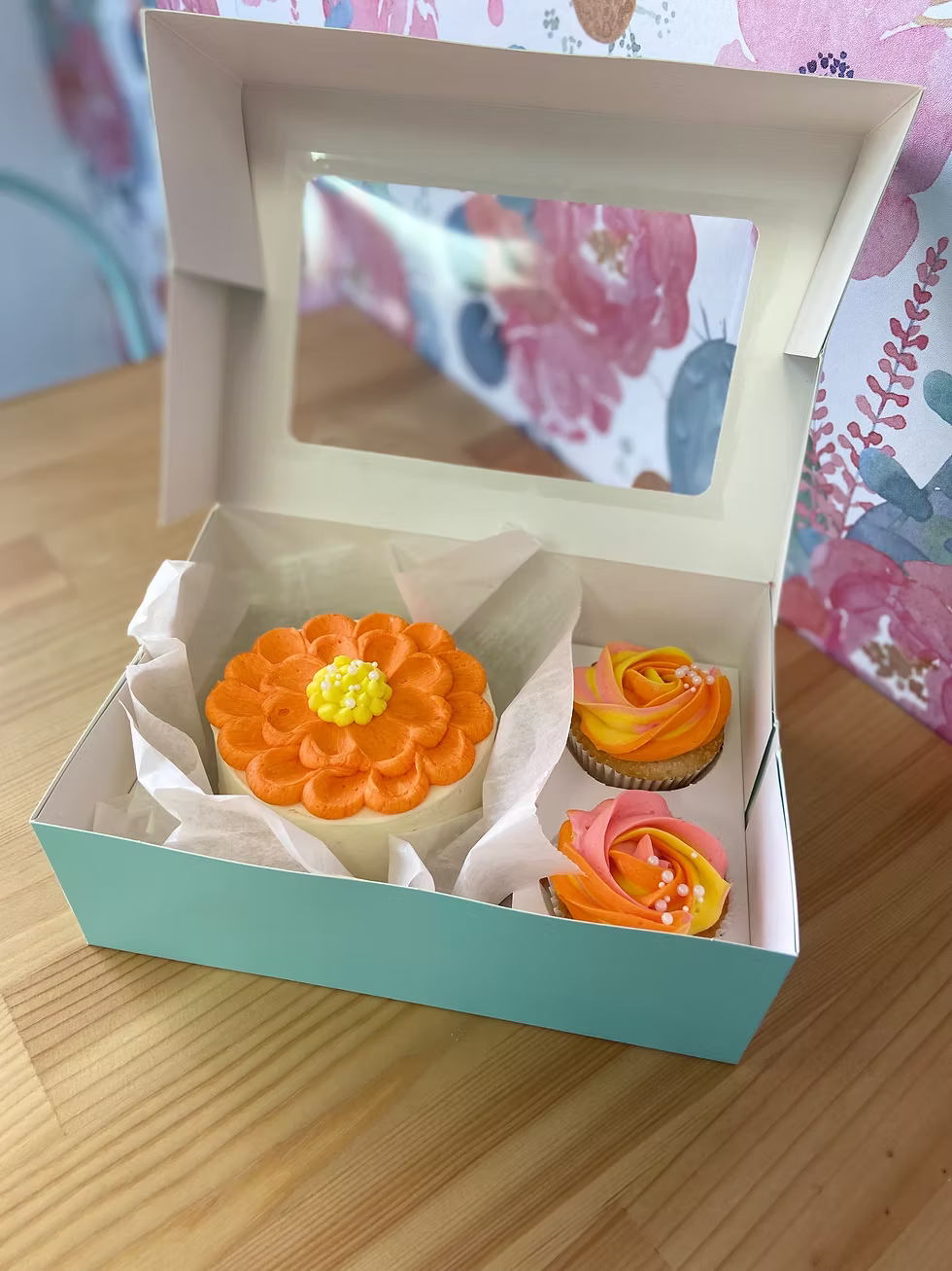 Mothers Day Mini Cake & Cupcakes